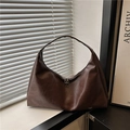 Bolso hobo moderno café con acabado texturizado y cierre de doble cremallera formal - Marrón