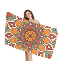 Ethno Mandala Strandtuch mit buntem geometrischem Muster, präsentiert von einem Model - Rot-Gelbes Mandala (2)