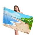 Telo mare spesso con stampa di palme da cocco tropicali tenuto da una modella straniera - Stile Paesaggio Marino Blu Sfumato (3) / 150x75cm