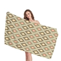 Ethno-Strandtuch mit geometrischem Muster aus dickem Stoff, präsentiert von Modell - Ethnisches Geometrisches Rhombus-Muster (1)