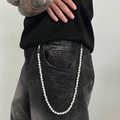 Catena da uomo con perle e distanziatori con strass su jeans neri stile streetwear - Catena in Vita con Perle d'Imitazione Bianche e Strass (01975)