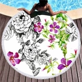 Rundes schnelltrocknendes Strandtuch mit Aquarellblumen und weißen Fransen am Saum - Lila Rosa Blumenstil (1)