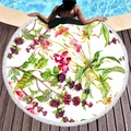 Rundes Strandtuch mit Aquarellblumen und weißen Fransen auf einem Holzdeck am Pool - Rot Lila Künstlerischer Blumenstil (2)