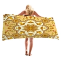 Dickes Boho-Strandtuch mit braunem Mandala-Muster, von einem Model präsentiert - Kurkuma-Vintage-Teppich-Stil (7)