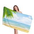 Telo mare spesso in microfibra con stampa tropicale di palme e oceano mostrato dalla modella - Stile Paesaggio di Palmeto sulla Spiaggia (2) / 150x75