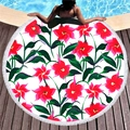 Rundes Strandtuch mit roten Lilien-Prints und weißen Fransen auf dem Pooldeck aus Holz - Rote Lilie Und Grüne Blätter Druck (5)