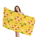 Toalla de playa amarilla con palmeras y estrellas de mar mostrada por una modelo - 150x75cm / Estilo Cocotal Tropical Amarillo Brillante (7)