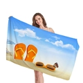 Telo da mare spesso con stampa cielo blu e infradito arancioni tenuto da una modella - Modello Infradito da Spiaggia e Occhiali da Sole (11)