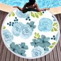 Rundes Strandtuch mit blauen Aquarellblumen und weißen dekorativen Fransen am Rand - Aquarell Blaue Rose Und Beere (7)