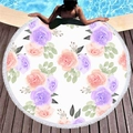 Rundes Strandtuch mit Aquarellrosen und weißen Fransen auf einem Holzdeck am Pool - Violette Aquarell Rose (6)