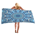Blaues Strandtuch mit geometrischem Mandala-Muster aus dickem Saugstoff am Model - Blauton-Mandala (12)