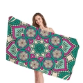 Mandala-Strandtuch mit fuchsia-türkisen geometrischen Mustern, von Model präsentiert - Pfirsich Und Blaugrün Mandala (5) / 150x75cm