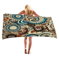Braunes geometrisches Strandtuch mit Bohème-Muster aus dicker Baumwolle am Modell - Boho Mischfarben (13)