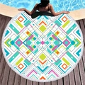 Buntes rundes Strandtuch mit geometrischem Muster und weißen Quasten am Pooldeck - Bunter Patchwork-Geometrischer Stil (10)