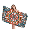 Telo mare etnico mandala con motivo floreale arancione e blu tenuto da modella - Stile Mandala 5