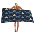 Asciugamano da spiaggia blu navy con motivi a renne e stelle mostrato da una modella - Stile Renna Stella Cartone Animato Blu