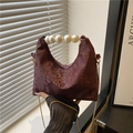 Bolso burdeos con textura de cocodrilo, asa de perlas y correa de cadena dorada - Rojo