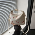Borsa a tracolla in velluto bianco con ricami di ciliegie e finiture dorate - Bianco