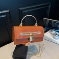 Sac à main marron à motif crocodile avec fermoir coeur et poignée dorée chic - Marron