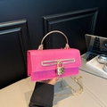 Sac à main rose à motif crocodile avec cadenas en cœur doré et poignée ronde - Rose Rouge