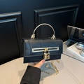 Sac à main noir élégant à texture crocodile avec poignée en métal doré et cadenas - Noir