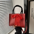 Sac à main rouge carré avec poignée tressée noire et grand nœud pour femme élégante - Rouge