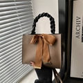 Sac à main élégant en cuir marron avec grand nœud et poignée tressée noire - Marron