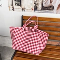 Bolso tote grande de lona a cuadros rojos y blancos en un banco para estilo casual - Rojo