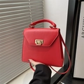 Bolso de mano clásico rojo estilo Kelly con cierre giratorio dorado y bandolera - Rojo