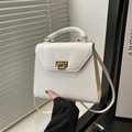 Bolso de mano blanco estructurado estilo Kelly con cierre dorado y correa ajustable - Blanco