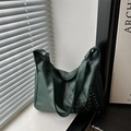 Bolso hobo verde oscuro con textura de lichi, diseño M de remaches y correa ancha - Verde