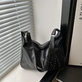 Elegante bolso tote negro con remaches M plateados en alféizar de ventana blanco - Negro