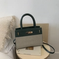 Modische Handtasche aus grünem Leder und Canvas mit goldenem Drehverschluss-Detail - Grün