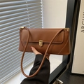 Bolso baguette minimalista marrón en piel sintética con hebilla dorada y correa de hombro - Marrón