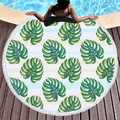 Rundes Strandtuch mit Monstera-Blättern und Fransen auf einem Holzdeck am Pool - Tropischer Monstera-Streifenstil (10)