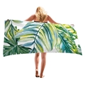 Dickes Strandtuch mit grünem Tropenblattmuster auf weißem Grund für den Urlaub - Aquarell Monstera (4)