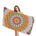 Asciugamano da spiaggia mandala bohémien con motivi geometrici vivaci tenuto dalla modella - Stile Mandala 7