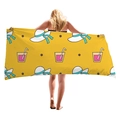 Gelbes Handtuch mit Cartoon-Hut und rosa Getränkedruck, von Model gehalten - 150x75cm / Gelber Strohhut (3)