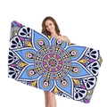 Asciugamano da spiaggia in microfibra con motivo mandala blu e viola tenuto da una modella - Stile Mandala 11