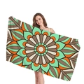 Mandala Strandtuch mit mintgrünen und orangefarbenen geometrischen Mustern am Modell - Minzgrün Und Orange Mandala (14) / 150x75cm
