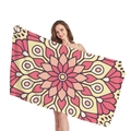 Mikrofaser Strandtuch mit rosa Mandala-Blumenmuster präsentiert von einem weiblichen Model - Rosa Und Orange Mandala Stil (1)