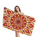 Ethno-Mandala-Strandtuch mit geometrischem Muster, von Model in Orange präsentiert - Mandala Orange Gelb Lila Ton (1) / 150x75cm