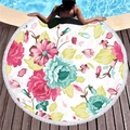 Rundes Strandtuch mit Blumenmuster und weißen Fransen auf einem Pool-Holzdeck - Bunter Boho Blumen Stil (8)