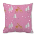 Detail eines rosa Weihnachtskissenbezugs mit goldenen Rentieren und weißen Schneeflocken - 45x45 cm / Rosa Gold Hirsch Winterwald (35)