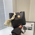 Minimalistische schwarze Eimertasche mit Seidenschal-Griff und Holzschließe - Schwarz