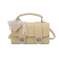 Sac à bandoulière crème élégant avec fermoirs rotatifs et pendentif cœur perlé - Jaune avec Pendentif
