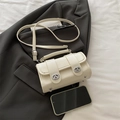 Mini sac polochon blanc cassé minimaliste avec boucles argentées et bandoulière - Blanc