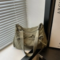 Détail de la besace plissée vert armée avec des nœuds décoratifs et une large bandoulière - Vert