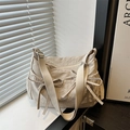 Détail du sac messager plissé abricot clair avec nœuds décoratifs sur les côtés - Kaki