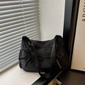Détail du sac messager plissé noir avec des nœuds en ruban et des poches de côté - Noir